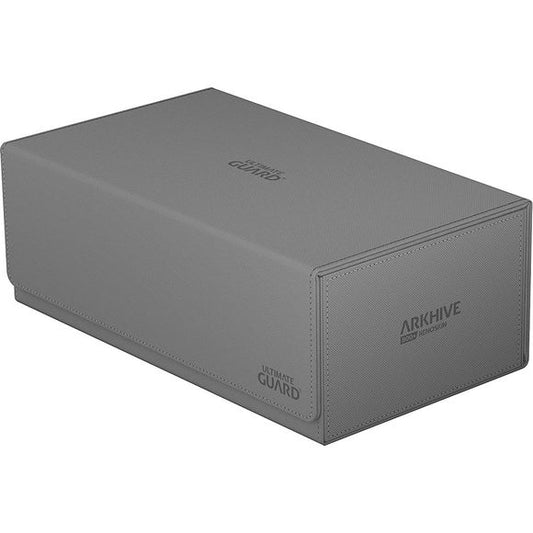This ultimate box leaves nothing to be desired! With the innovative ZnapClaw closure and space for more than 800 double-sleeved cards, Toploaders and compartments for multiple boxes like Boulder and Deck Cases, our Arkhive 800+ has enough room for cubing and storage! Designed for 900 double-sleeved cards or 1000 single-sleeved cards in Ultimate Guard Sleeves. - Ideal for storing a variety of Ultimate Guard products - Convenient for carrying multiple decks - Easy access - Great for cubing - Resistant XenoSki