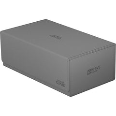 This ultimate box leaves nothing to be desired! With the innovative ZnapClaw closure and space for more than 800 double-sleeved cards, Toploaders and compartments for multiple boxes like Boulder and Deck Cases, our Arkhive 800+ has enough room for cubing and storage! Designed for 900 double-sleeved cards or 1000 single-sleeved cards in Ultimate Guard Sleeves. - Ideal for storing a variety of Ultimate Guard products - Convenient for carrying multiple decks - Easy access - Great for cubing - Resistant XenoSki