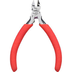 Even if it is small, it cuts well! Compact small single-edged nippers. Blade One Mini is a small single-edged nipper that is easy to handle even for people with small hands.
The sharpness is the same as the single-edged nipper standard model blade one nipper, and the slice cut allows you to obtain a beautiful cut surface. The thick and short grip fits in the palm of your hand, making it easy to handle even if you have small hands.
The blades are thick and durable, so even those who are not used to single-ed