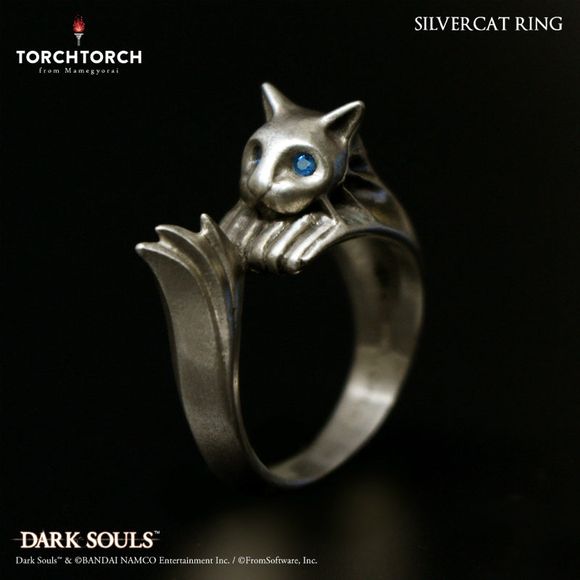 Appearing in "Dark Souls" and "Dark Souls III", this ring was found useful by many players for being able to jump from very high places without taking damage. The three-dimensional design is faithful to the in-game model, and the silver base is given an antique-processing to give it texture. Fans definitely don't want to miss out on ordering this beautiful ring, so don't miss out and be sure to order yours today! [Materials]: Silver 925, Cubic Zirconia