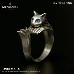 Appearing in "Dark Souls" and "Dark Souls III", this ring was found useful by many players for being able to jump from very high places without taking damage. The three-dimensional design is faithful to the in-game model, and the silver base is given an antique-processing to give it texture. Fans definitely don't want to miss out on ordering this beautiful ring, so don't miss out and be sure to order yours today! [Materials]: Silver 925, Cubic Zirconia
